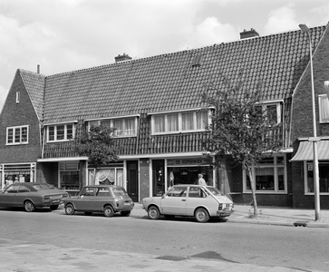 880033 Gezicht op de voorgevels van de panden Ondiep 5 (dierenwinkel De Koperwiek)-7 te Utrecht.